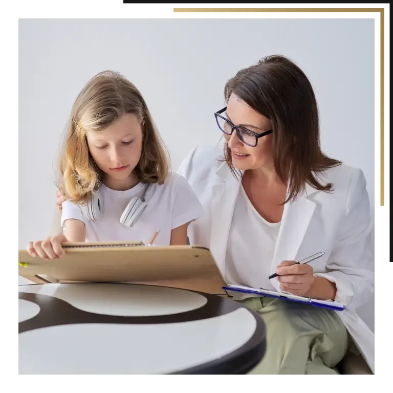 dziecko z drewnianą tablicą