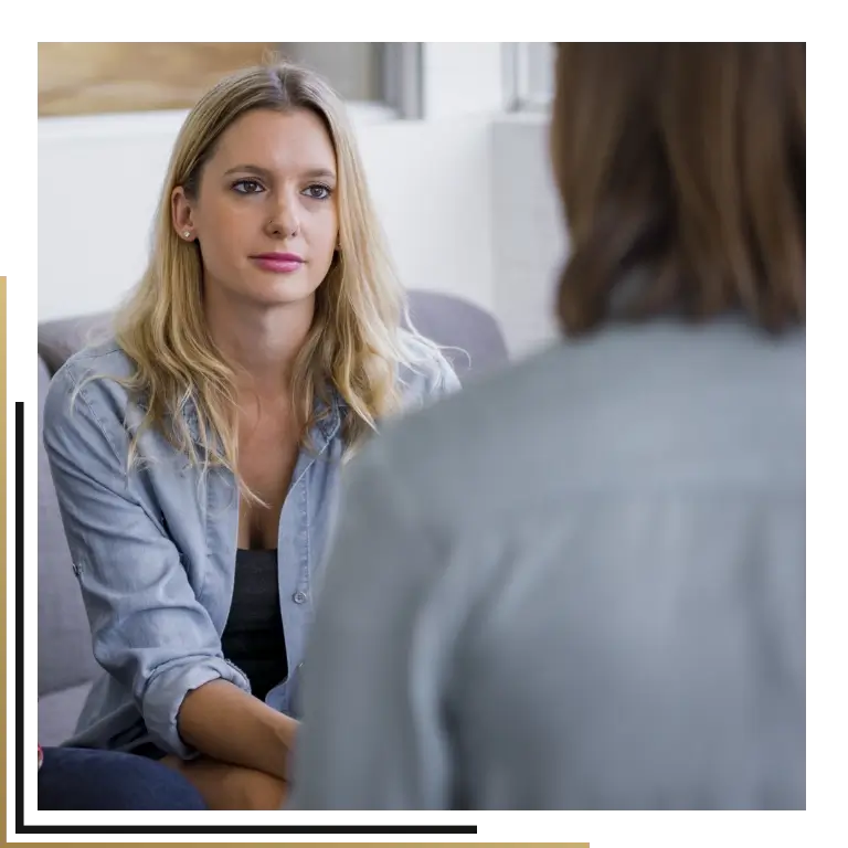 pani opierająca rękę na twarzy